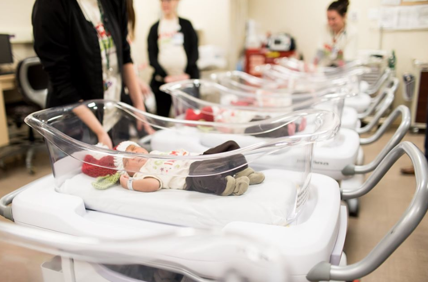 SEBUAH rumah sakit di Pennsylvania mendandani bayi yang baru lahir di rumah sakit tersebut menjadi salah satu karakter menggemaskan di Star Wars.*
