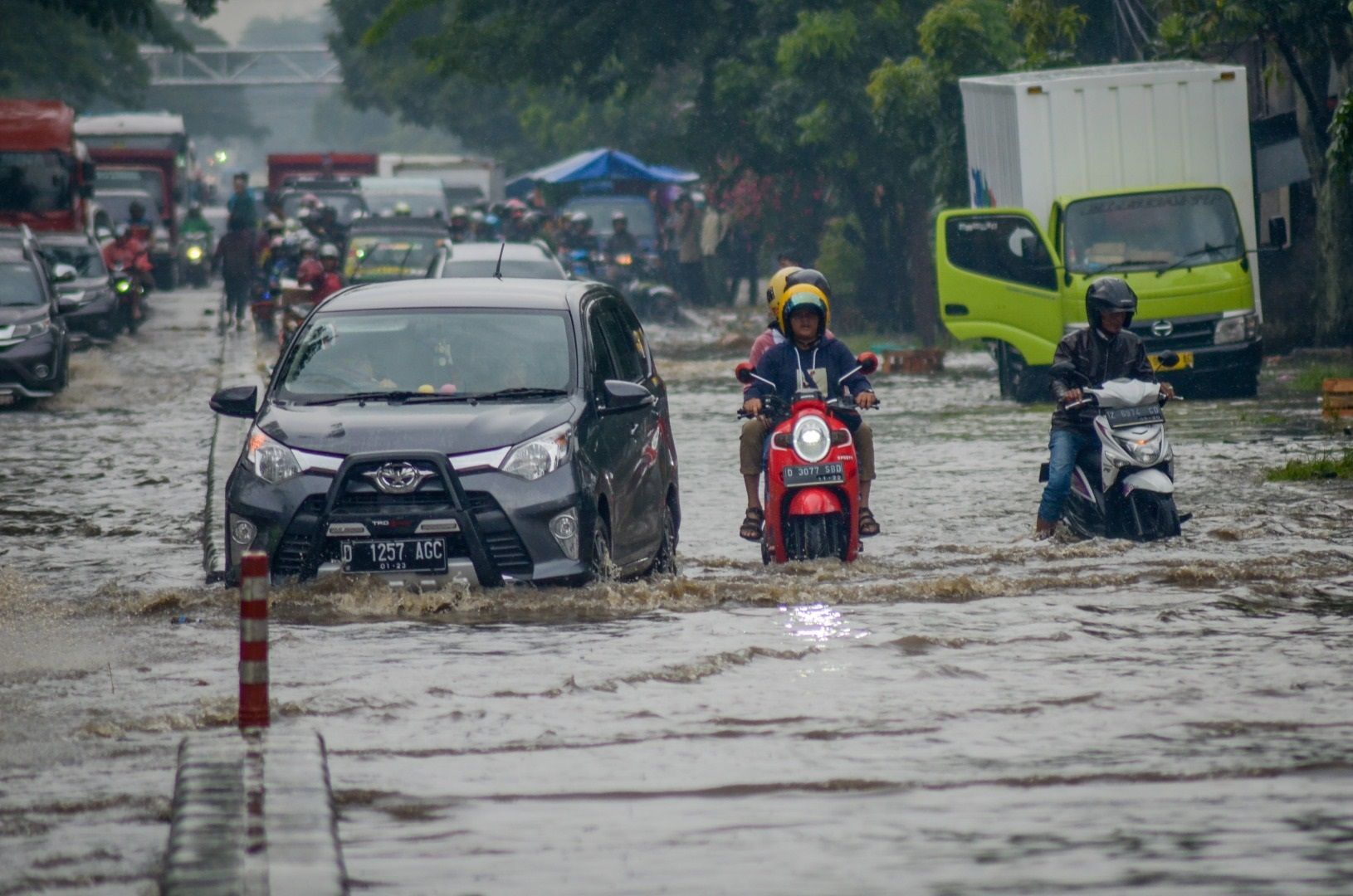 BANJIR di Jalan Soekarno-Hatta, Gedebage, Kota Bandung, Rabu 25 Desember 2019.* Anggaran mitigasi bencana di Kota Bandung lebih kecil ketimbang biaya car free day. Peneliti LIPI pun memberi saran cara menyiasatinya.*