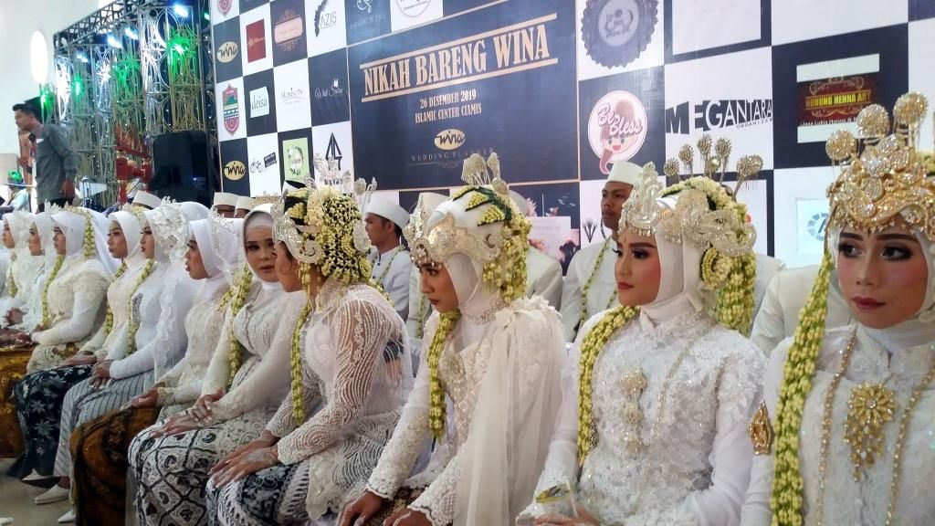SEBANYAK 13 pasangan melangsungkan pernikahan massal di Gedung Islamic Center Ciamis, Kamis  26 Desember 2019.*