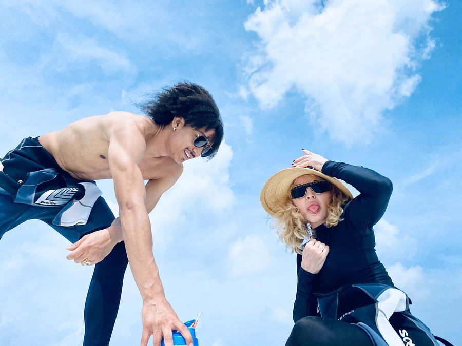 Get Wallpaper Pacari Pria 36 Tahun Lebih Muda Madonna Mantap Jalin Hubungan For Free