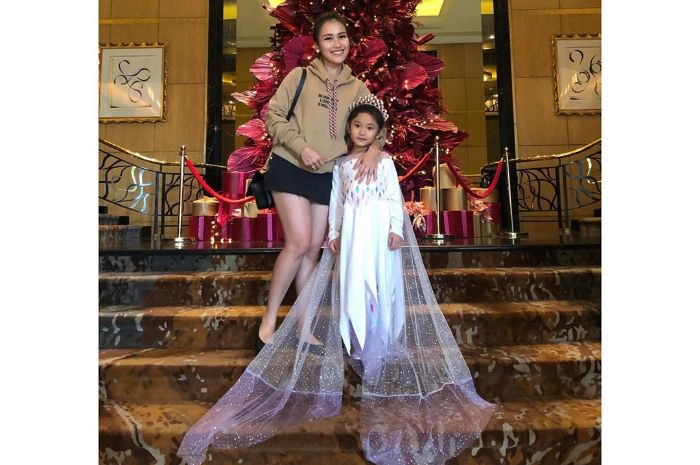 Rayakan Ulang Tahun Putrinya Ayu Ting Ting Kenakan Baju Kasual Pikiran Rakyat Com