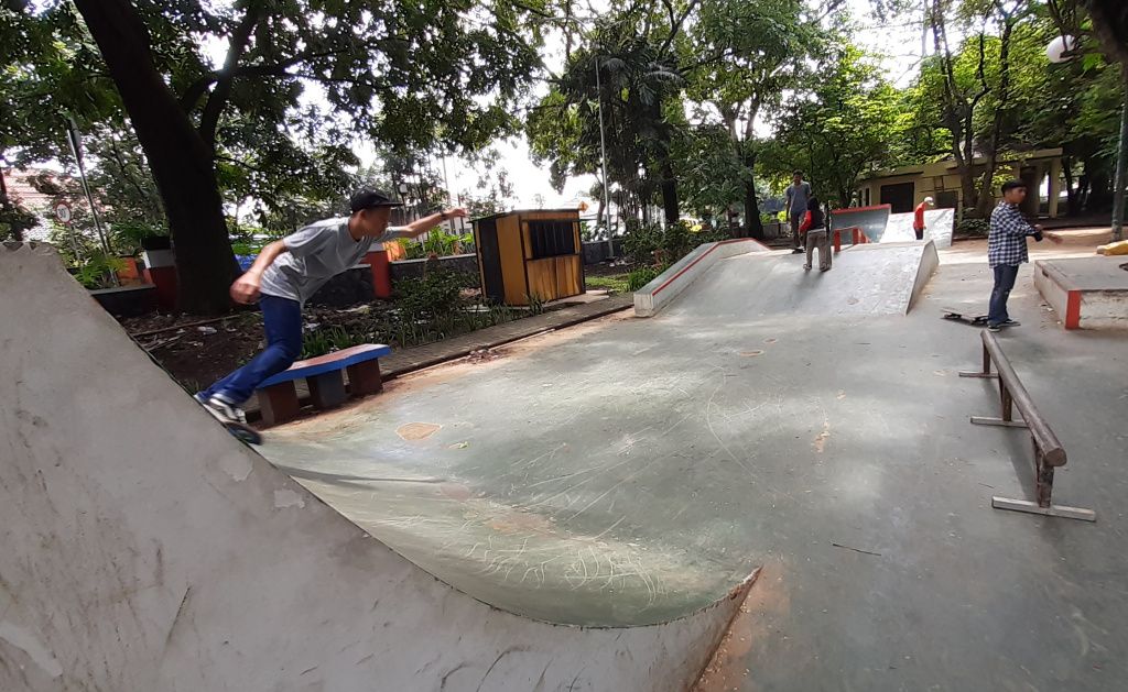 AREA skatepark di Taman Kartini Cimahi. DPRD Cimahi menyayangkan terdapatnya beberapa area taman yang tergenang hingga becek, padahal revitalisasi taman ini menghabiskan uang miliaran rupiah.*