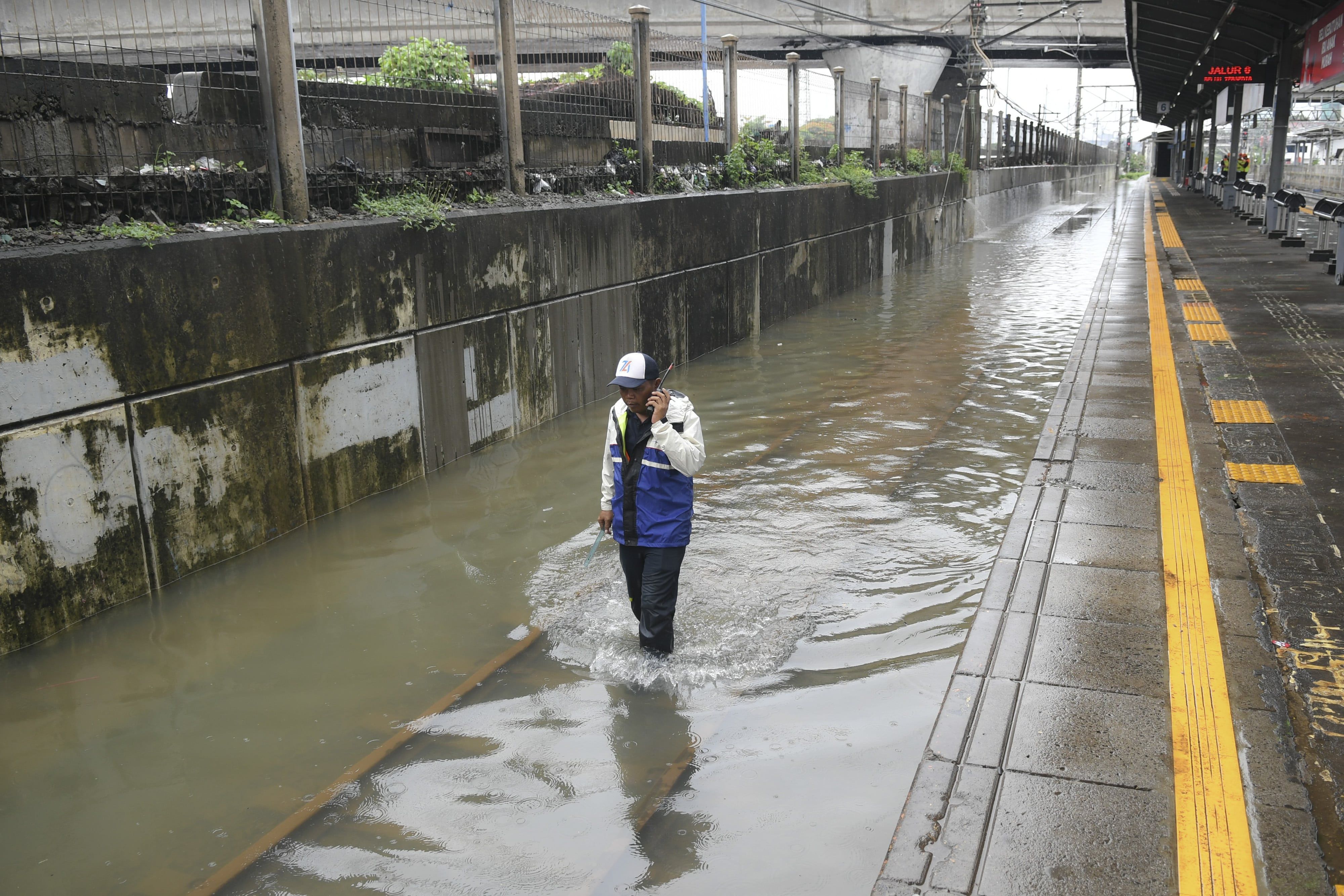 Banjir Jakarta Hari Ini, Muka Sungai Ciliwung Rata dengan ...