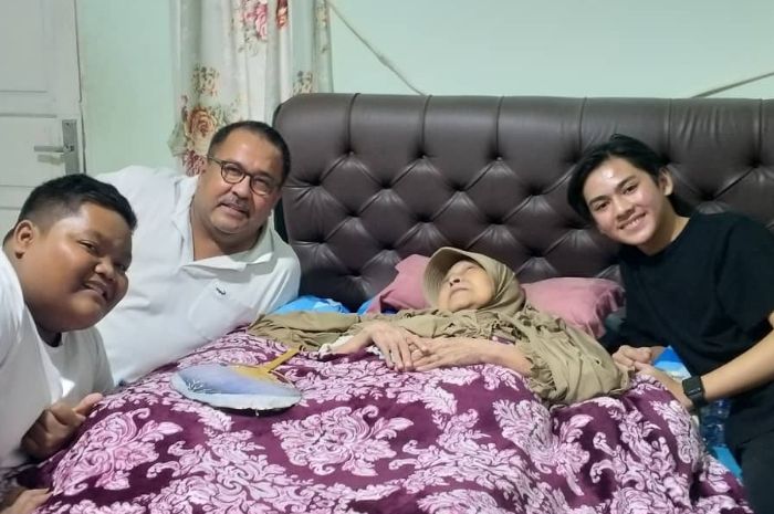 Aminah Cendrakasih sakit apa sebelum meninggal dunia hari ini Rabu 21 Desember 2022? Ya Tuhan, ternyata mengalami kebutaan akibat glukoma.