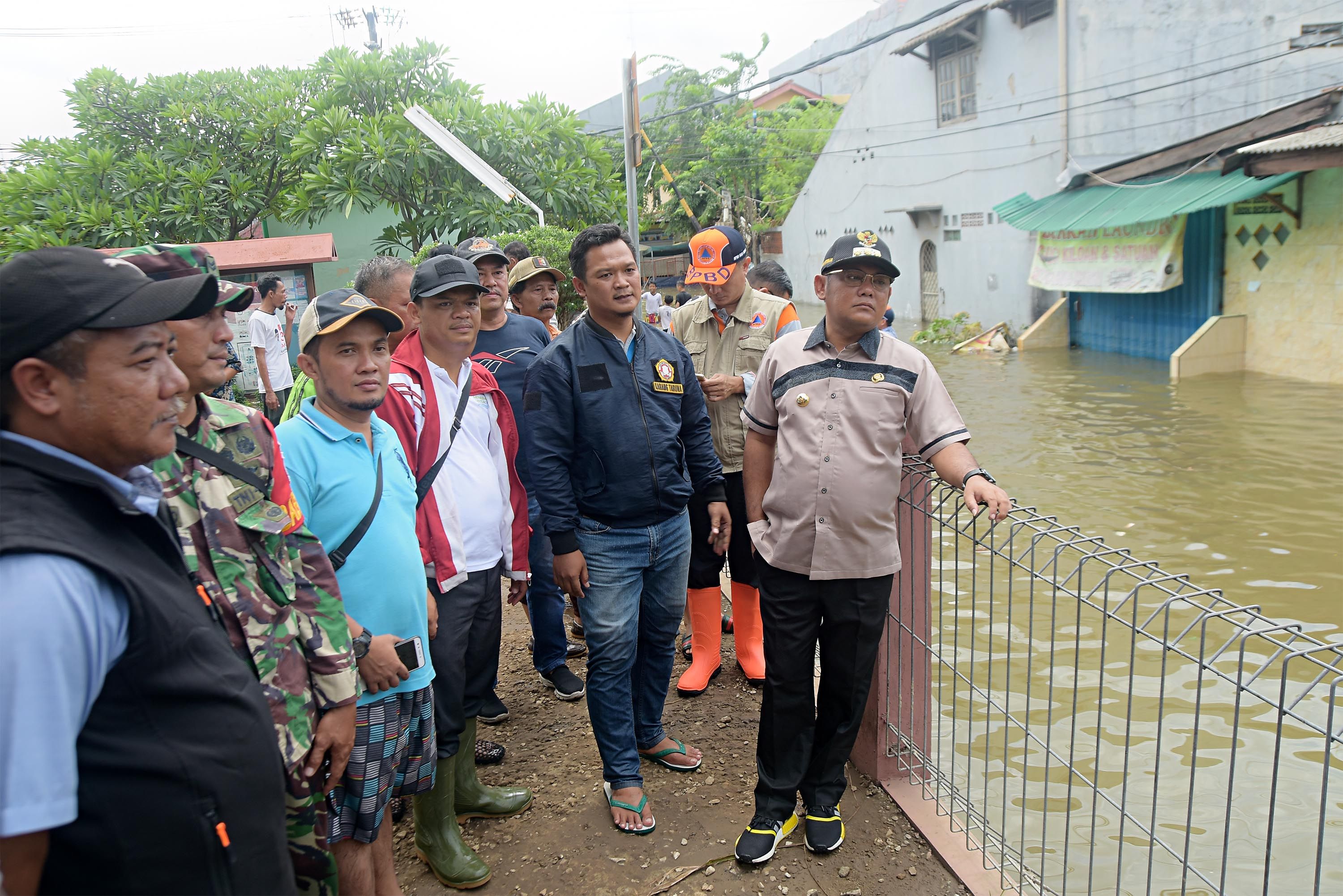 BUPATI Eka Supria Atmaja meninjau banjir di Kelurahan Jatimulya, Kecamatan Tambun Selatan, Kabupaten Bekasi, Kamis, 2 Januari 2020.*