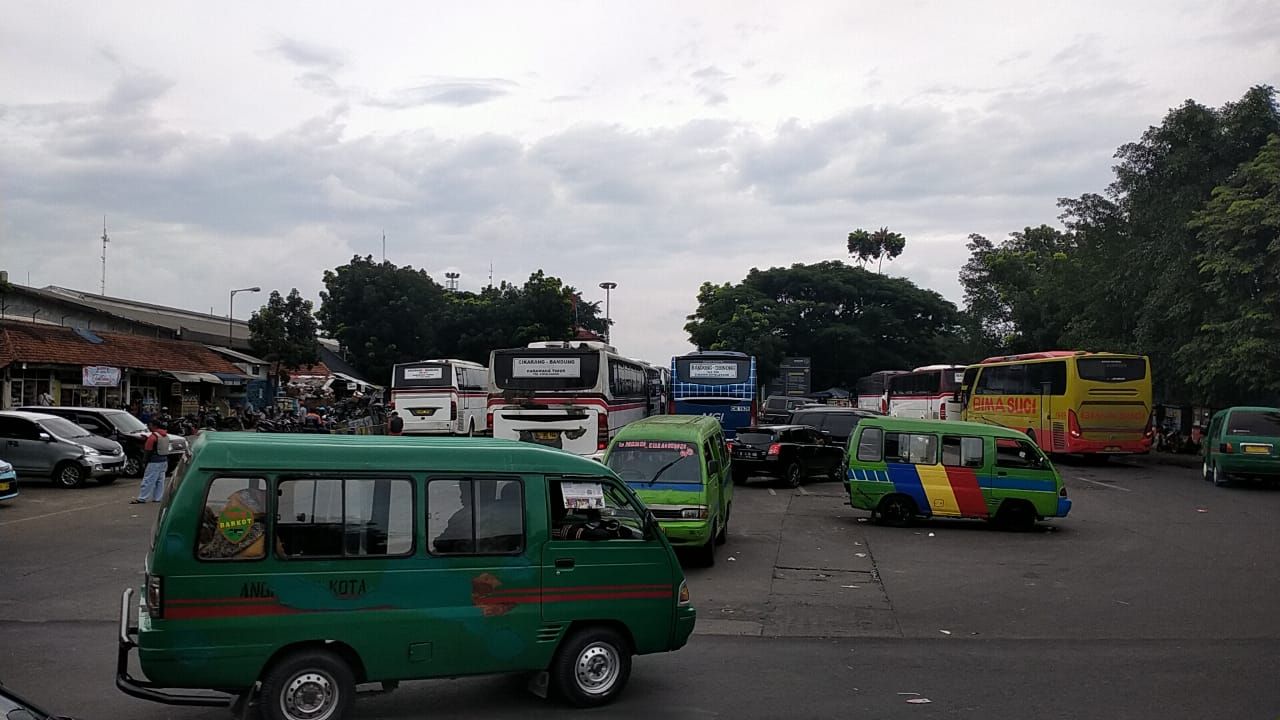 SITUASI di Terminal Leuwipanjang, Kota Bandung pada arus balik liburan Natal dan tahun baru, Minggu 5 januari 2020.*