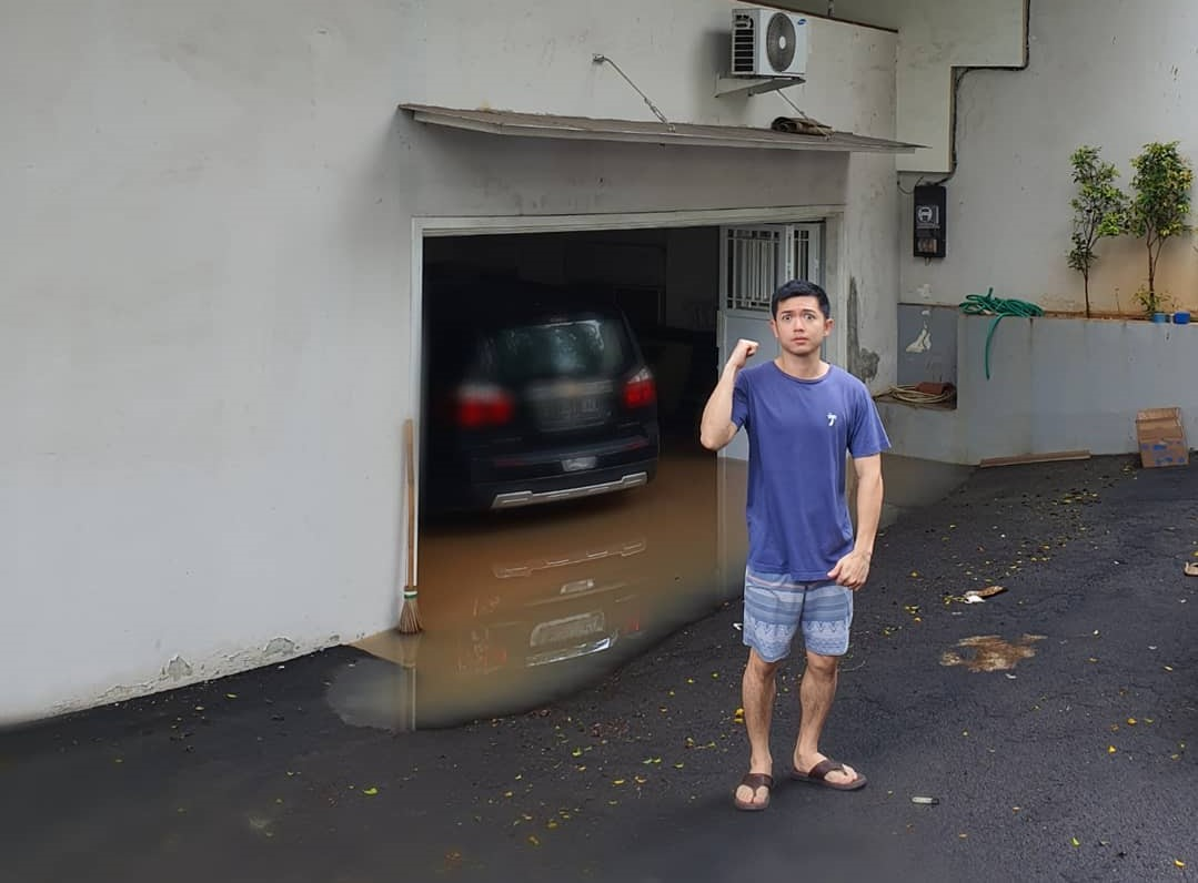 ARTIS Nicky Tirta kaget saat pertama kali alami banjir di Jakarta.*