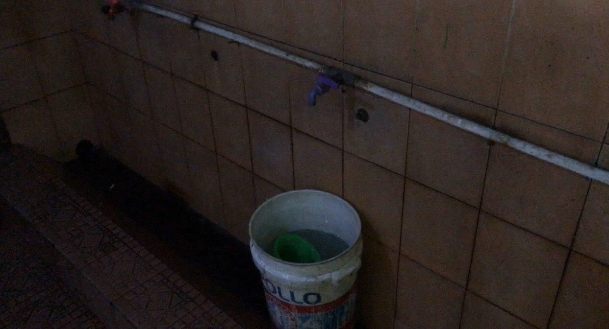KONDISI bagian dalam toilet umum di Taman Tegalega, Kota Bandung, Selasa 7 Januari 2020.*