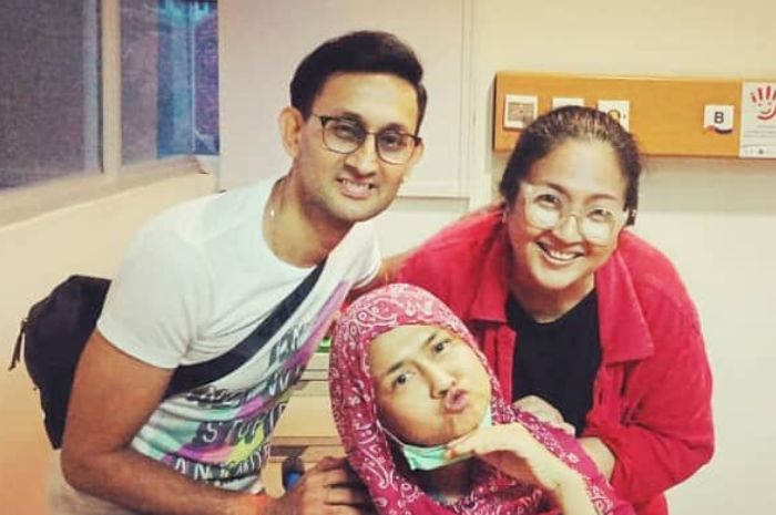 RIA Irawan saat bersama Dewi saat di rumah sakit.*