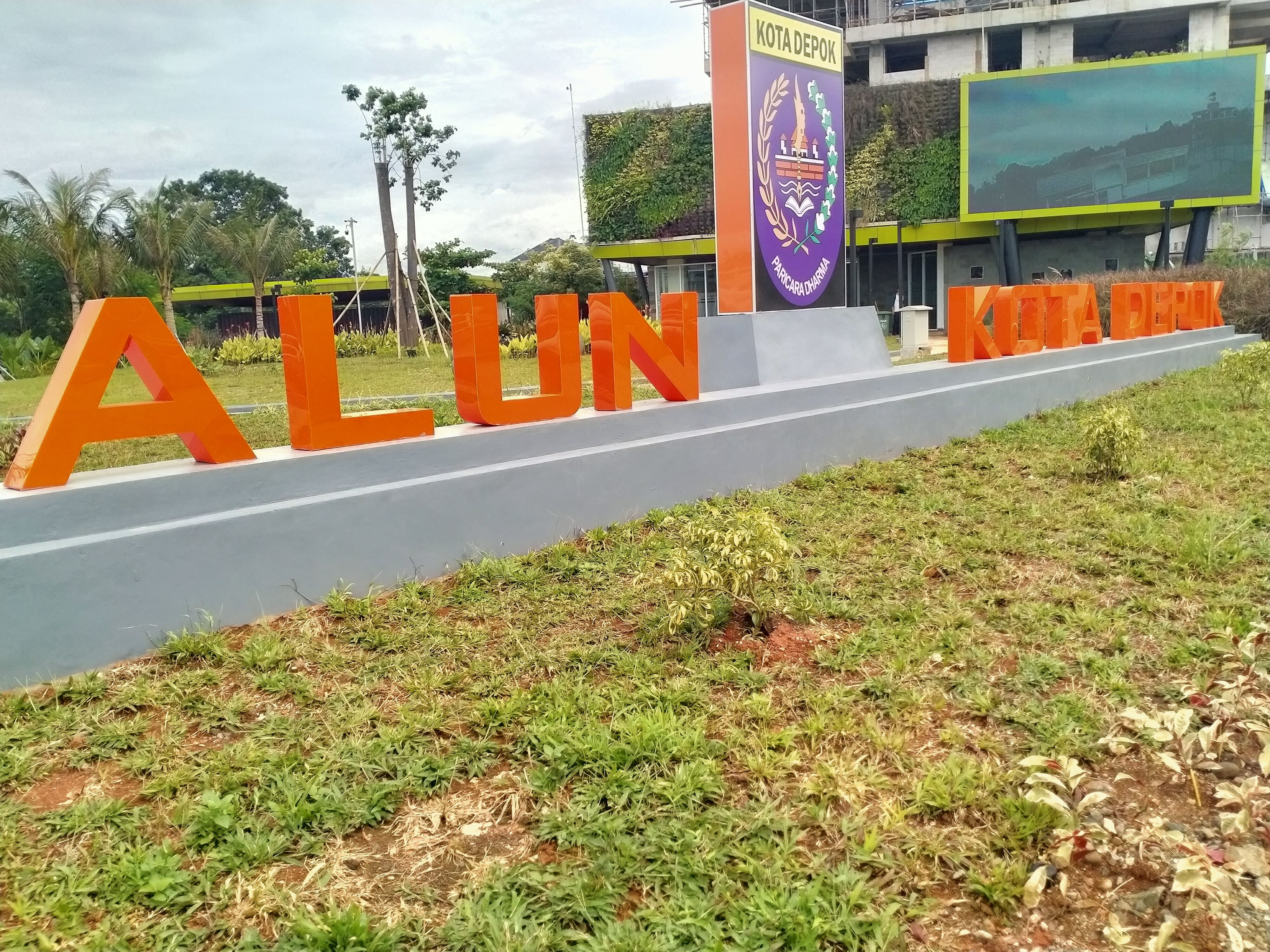 MUKA Alun-alun Kota Depok, di Jalan Boulevard Grand Depok City, Kelurahan Jatimulya, Kecamatan Cilodong. Satu hari jelang peresmian, tempat parkir alun-alun masih dalam pengerjaan.*