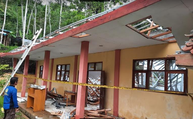 BANGUNAN Perspustakaan SMK Bina Bangsa ambruk diduga karena kondisi cuaca buruk.*