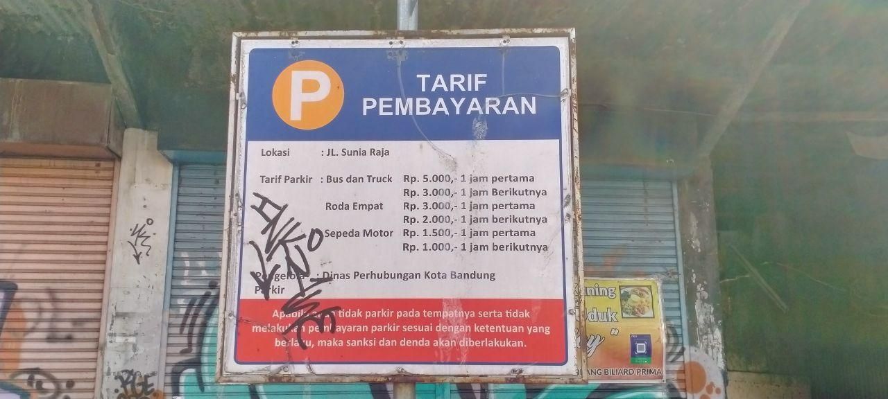 PAPAN informasi tarif parkir di Jalan Braga, Kota Bandung, Minggu, 12 Januari 2020.*