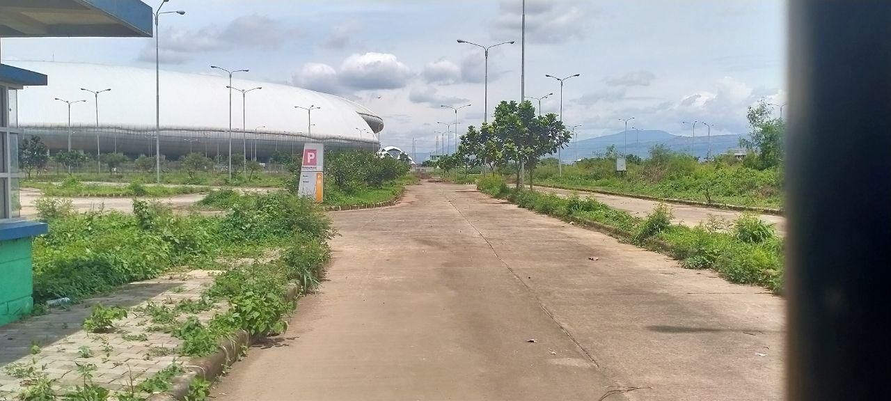 JALAN di sekitar Stadion GBLA, Gedebage, Kota Bandung, Senin 13 Januari 2020.*