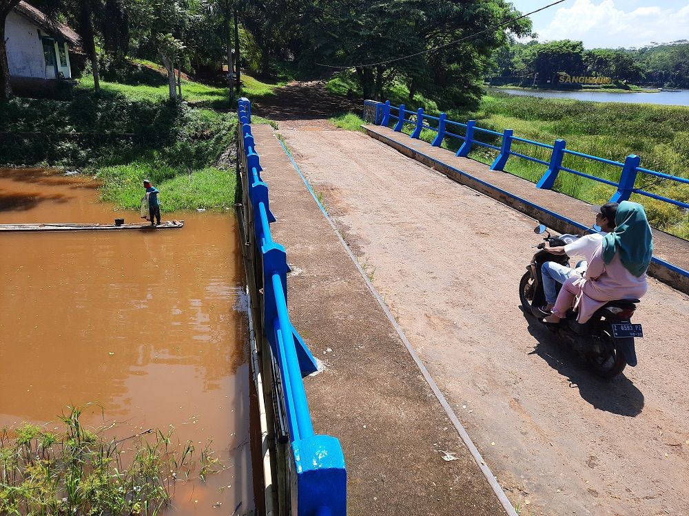 SITU Sanghyang di Tanjungjaya, Kabupaten Tasikmalaya, Minggu 19 Januari 2020. Warna air situ kontras karena ada yang oranye dan jernih alami.*