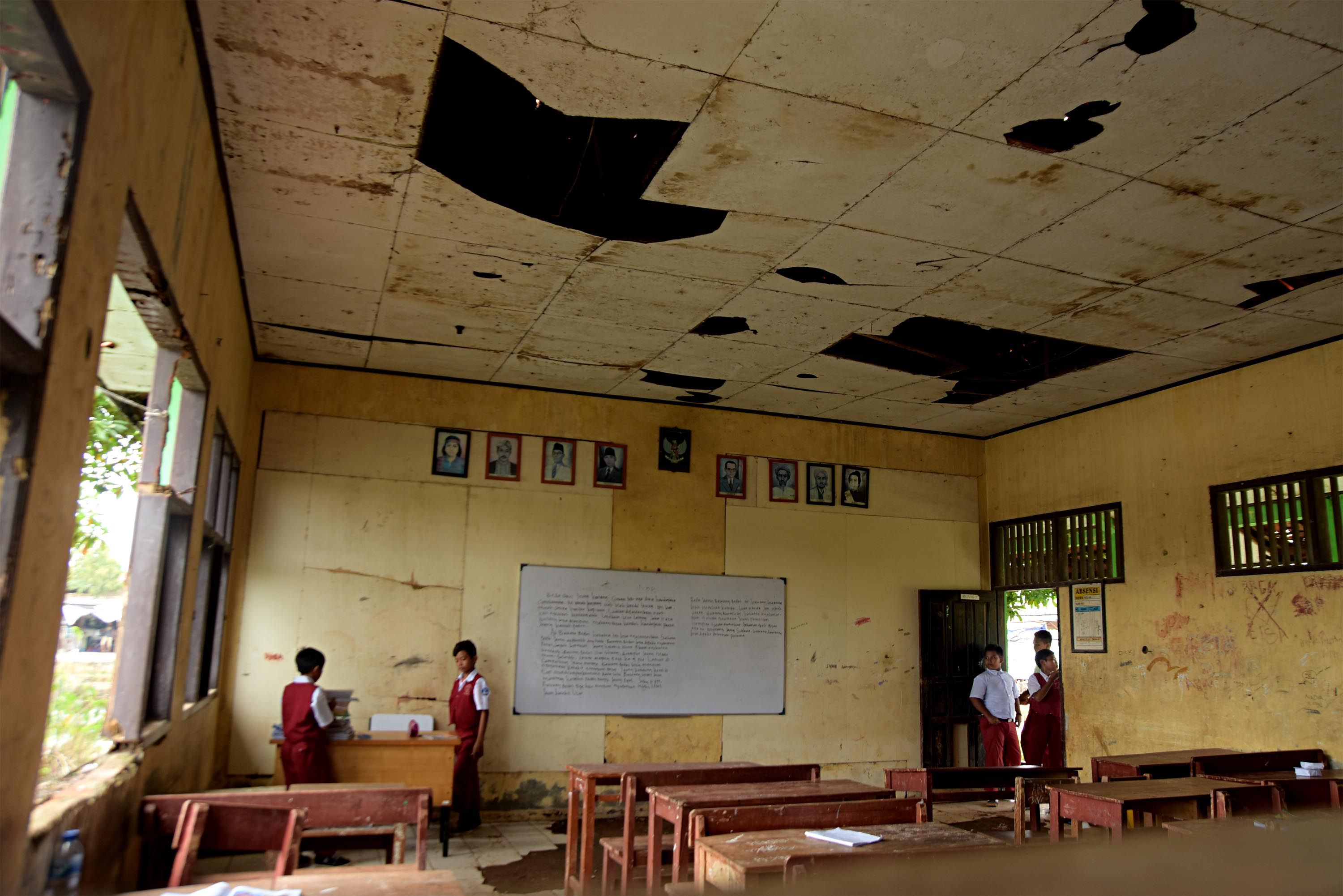 PARA siswa belajar di ruang kelas yang tidak layak di Sekolah Dasar Negeri Samudrajaya 04 Kecamatan Tarumajaya, Kabupaten Bekasi, Senin 20 Januari 2020.*