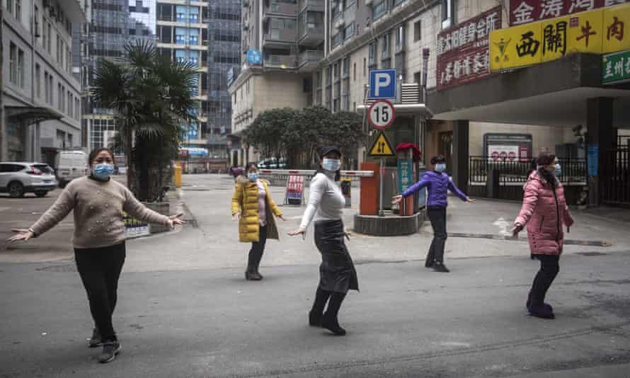 WARGA Wuhan menari meski wabah virus corona menjangkiti kotanya.*