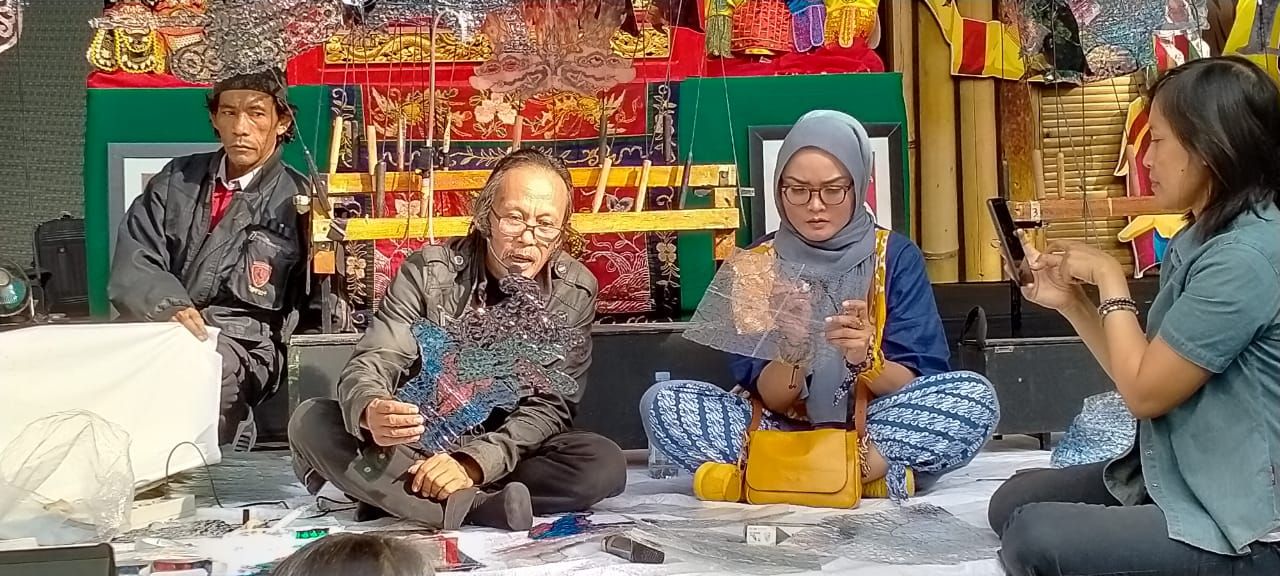 MUHAMAD Tavip memperlihatkan cara pembuatan wayang tavip dalam acara Road to Bandung Wayang Festival di Cihampelas Walk, Kota Bandung, Minggu 9 Februari 2020.*