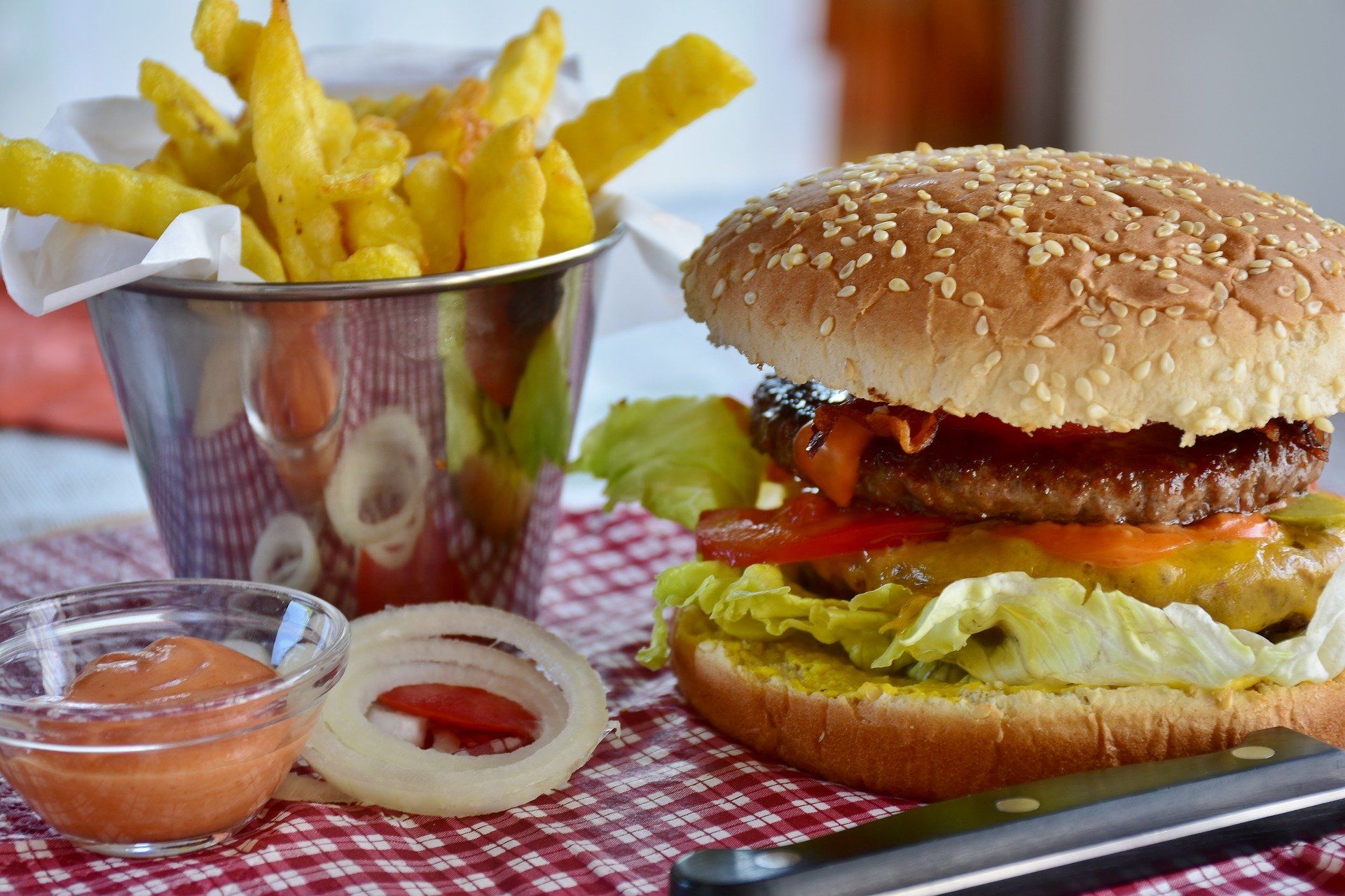 Makanan cepat saji atau junk food dapat meningkatkan risiko diabetes tipe 2.*/