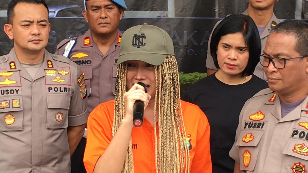 Lucinta Luna didakwa ancaman 4 tahun penjara dalam sidang perdana yang digelar di Pengadilan Negeri Jakarta Barat, 27 Mei 2020.