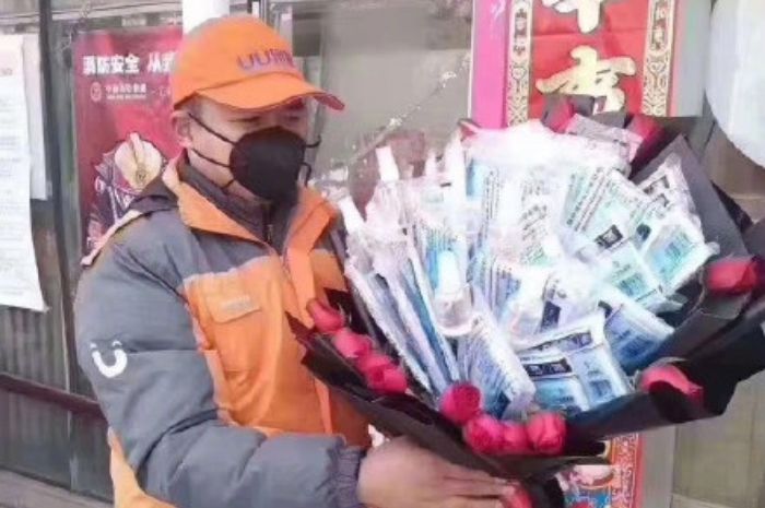 KURIR di Tiongkok dibuat sibuk dengan pengantaran buket masker.*