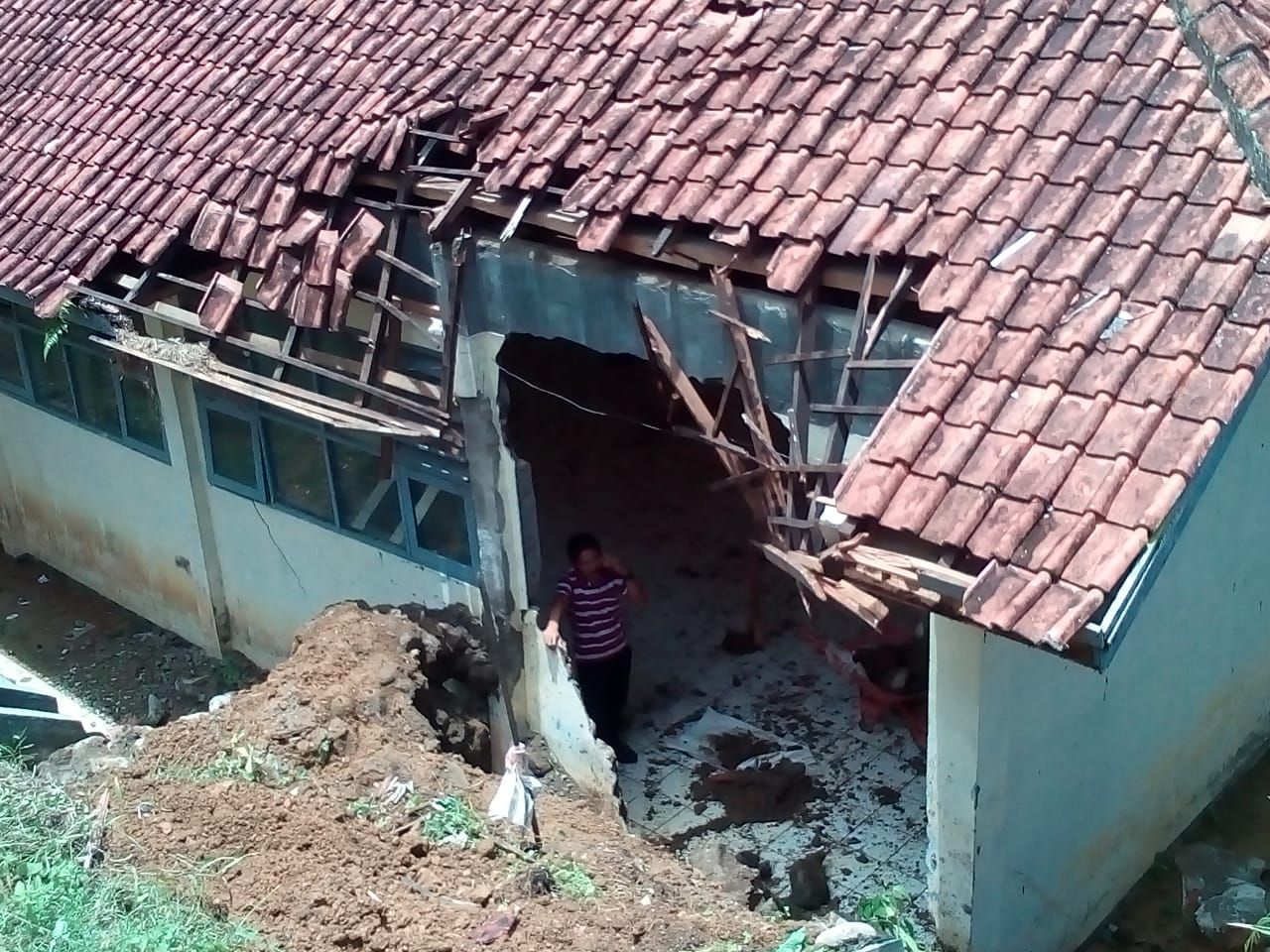 LONGSORAN tanah yang menimpa bangunan kelas di SMPN 3 Jatiwaras Kabupaten Tasikmalaya, Minggu 16 Februari 2020.*