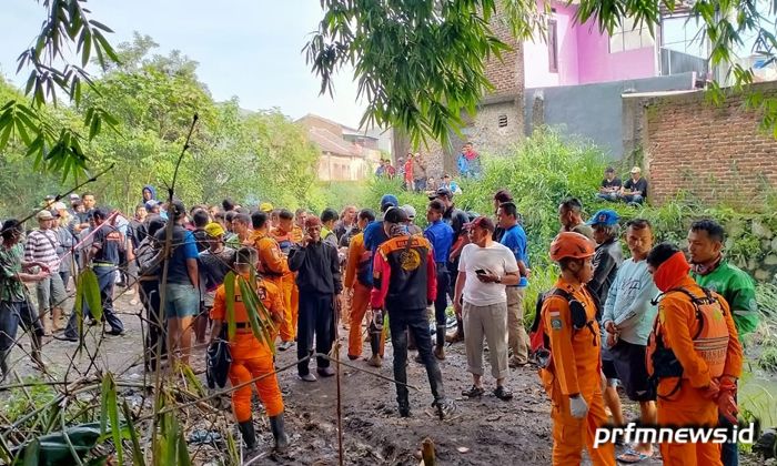 Penemuan jasad dua anak yang hanyut terseret arus sungai di Jalan Caringin, Kelurahan Babakan Ciparay, Kecamatan Babakan Ciparay, Kota Bandung.