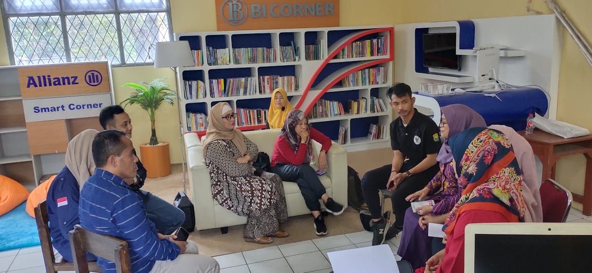 Komisioner KPAI Retno Listyarti menyambangi sekolah di Kota Bekasi, Jawa Barat, pada Jumat (14/2/2020) yang gurunya diduga kuat memukuli sejumlah siswa karena terlambat dan tidak menggunakan atribut seragam. / DOK. KPAI