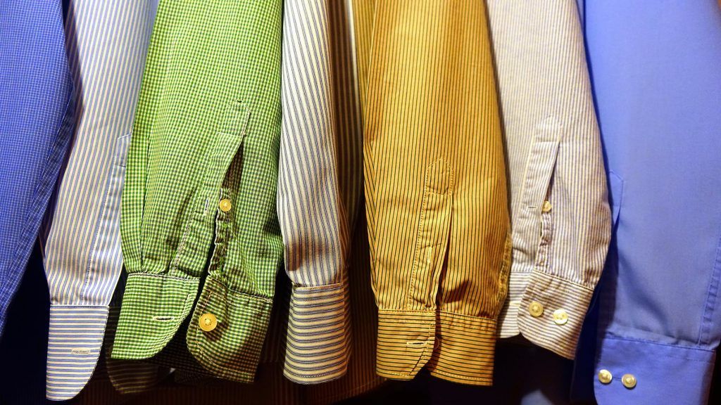  Cek lemari pakaian – apakah ada baju yang bisa dijual atau ditukar – sebagai salah satu cara tetap fashionable dengan budget terbatas