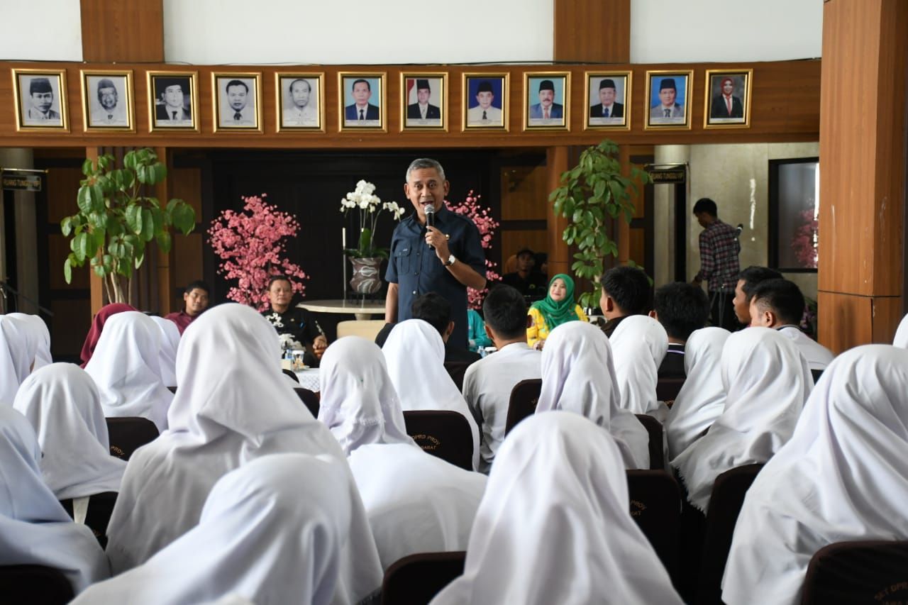 WAKIL Ketua DPRD Provinsi Jawa Barat Achmad Ruyat dalam sebuah forum.*