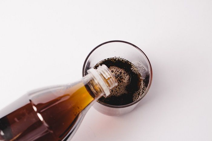 Minuman mengandung soda dapat meningkatkan gas sehingga memicu perut kembung hingga bersendawa dan keluarkan gas berbau.*
