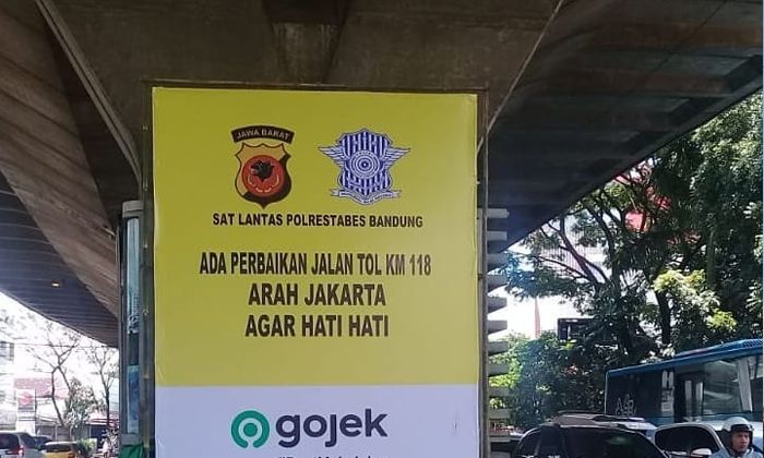 Spanduk pemberitahuan yang dipasang jajaran Sat Lantas Polrestabes Bandung di tiang pancang Flyover Pasupati.