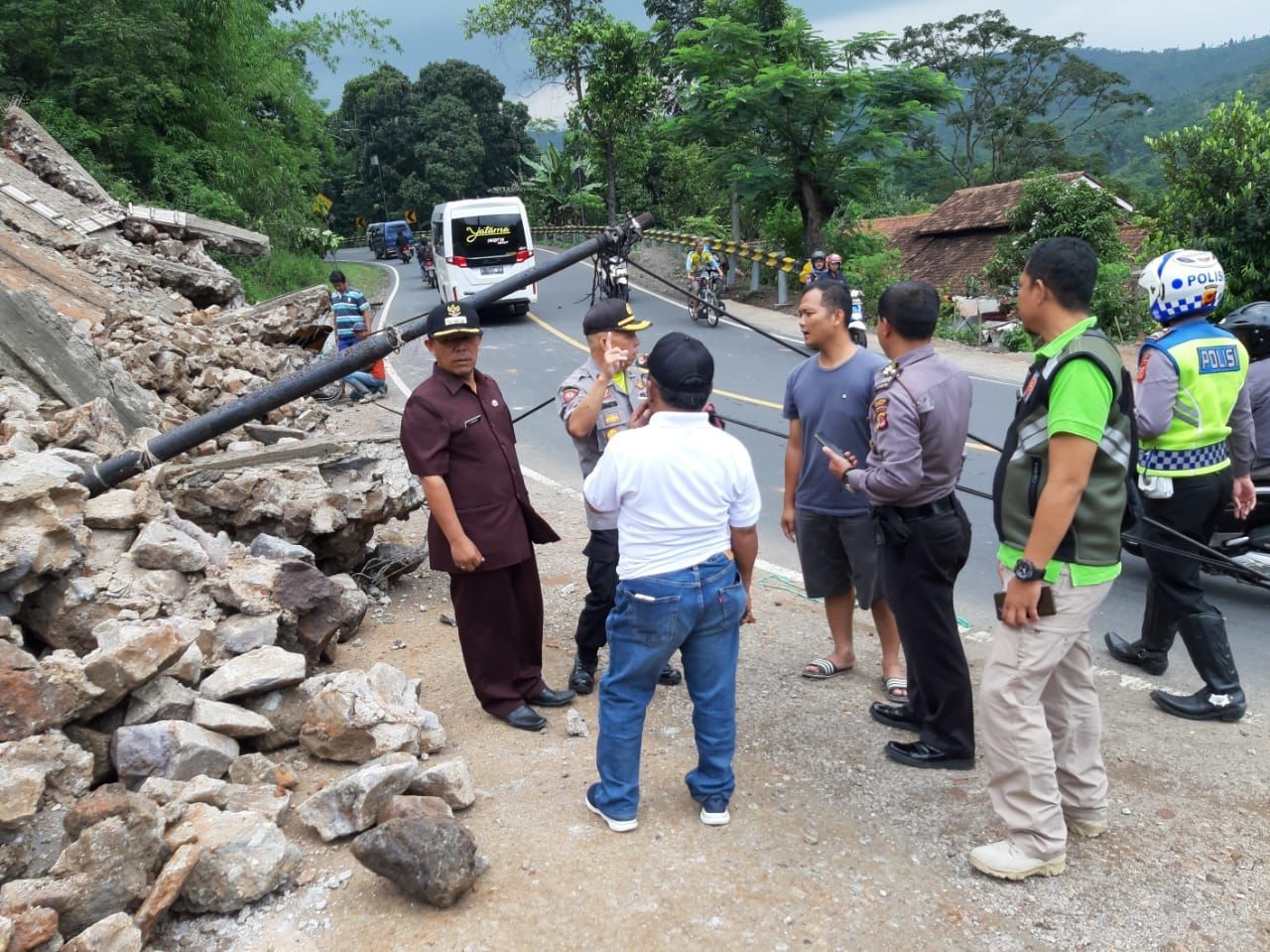 MUSPIKA Kecamatan Limbangan tengah mengecek lokasi longsor di Jalan Limbangan-Tasikmalaya pada Jumat, 21 Februari 2020. *