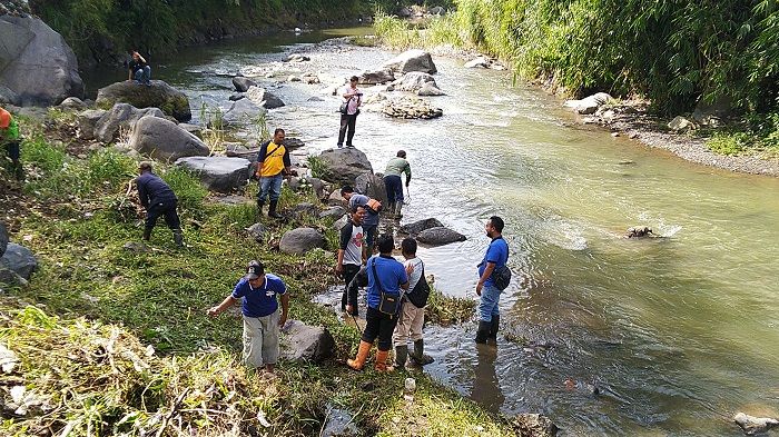 Komunitas 'Sampah Cantik' gotong royong membersihkan Sungai Ciloseh-Citanduy.*