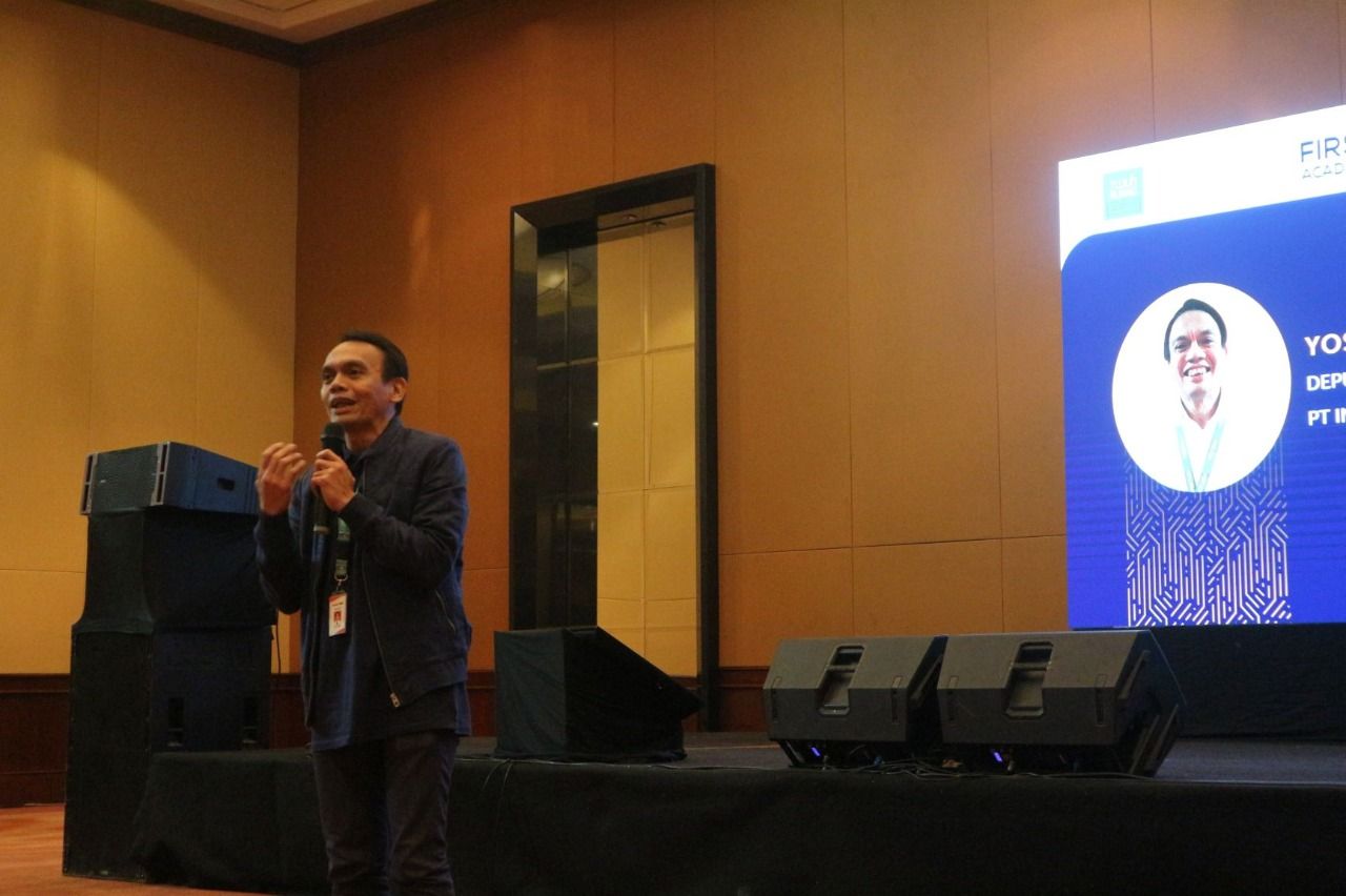 Yosafat Hutagalung, Deputy CEO PT Infra Solusi Indonesia saat menjelaskan First Academy, sebuah platform yang bergerak dalam pengembangan kompetensi dan skill untuk mendukung para pelaku startup, Usaha Kecil & Menengah (UKM), maupun profesional agar dapat bersaing di Industri 4.0.