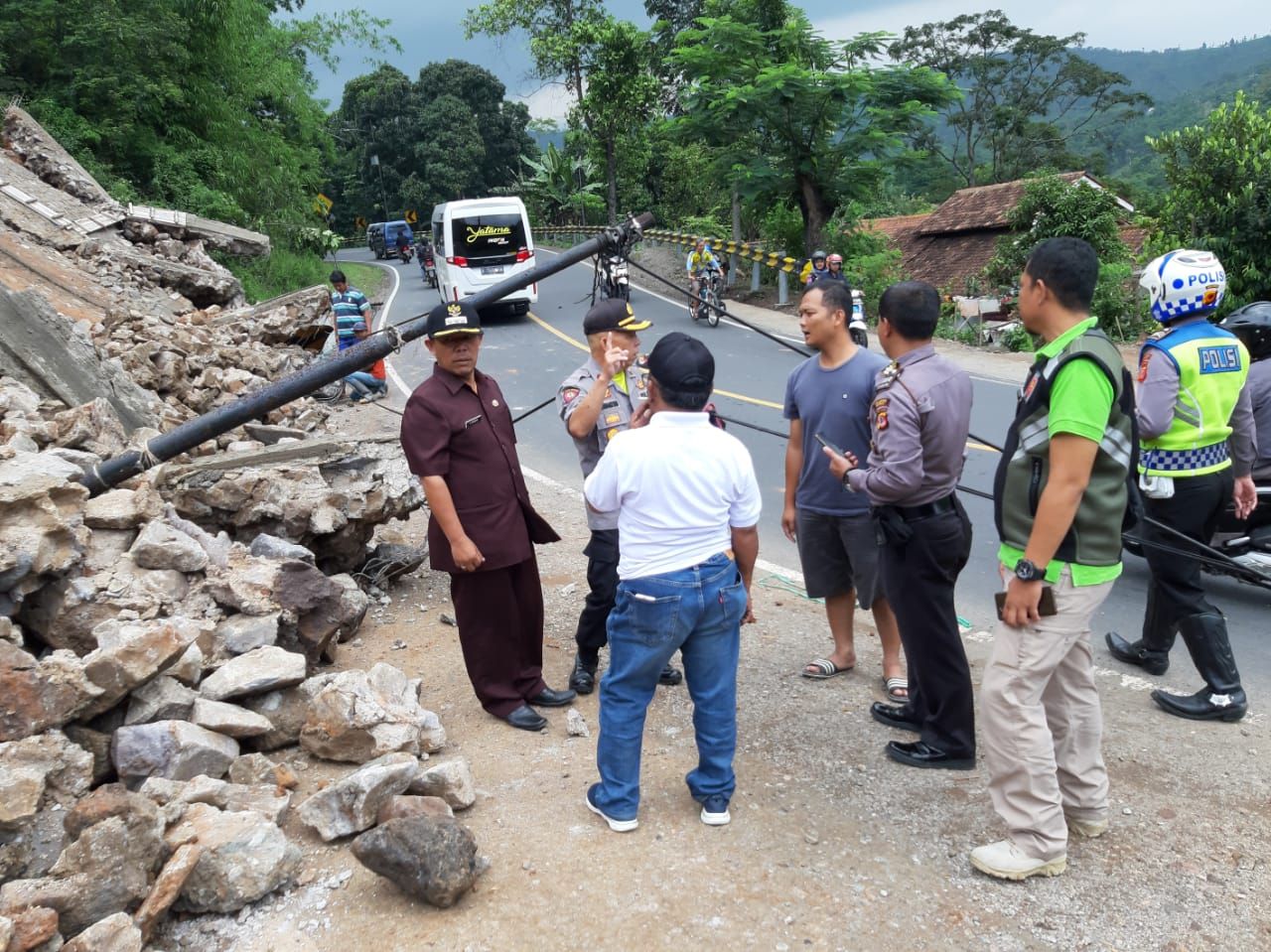 Muspika Kecamatan Limbangan tengah mengecek lokasi longsor di Jalan Limbangan-Tasikmalaya, Jumat (21/2/2020).