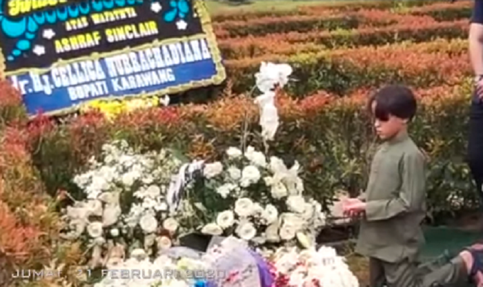 Noah Sinclair sedang bersimpuh di depan pusaran sang ayah.*