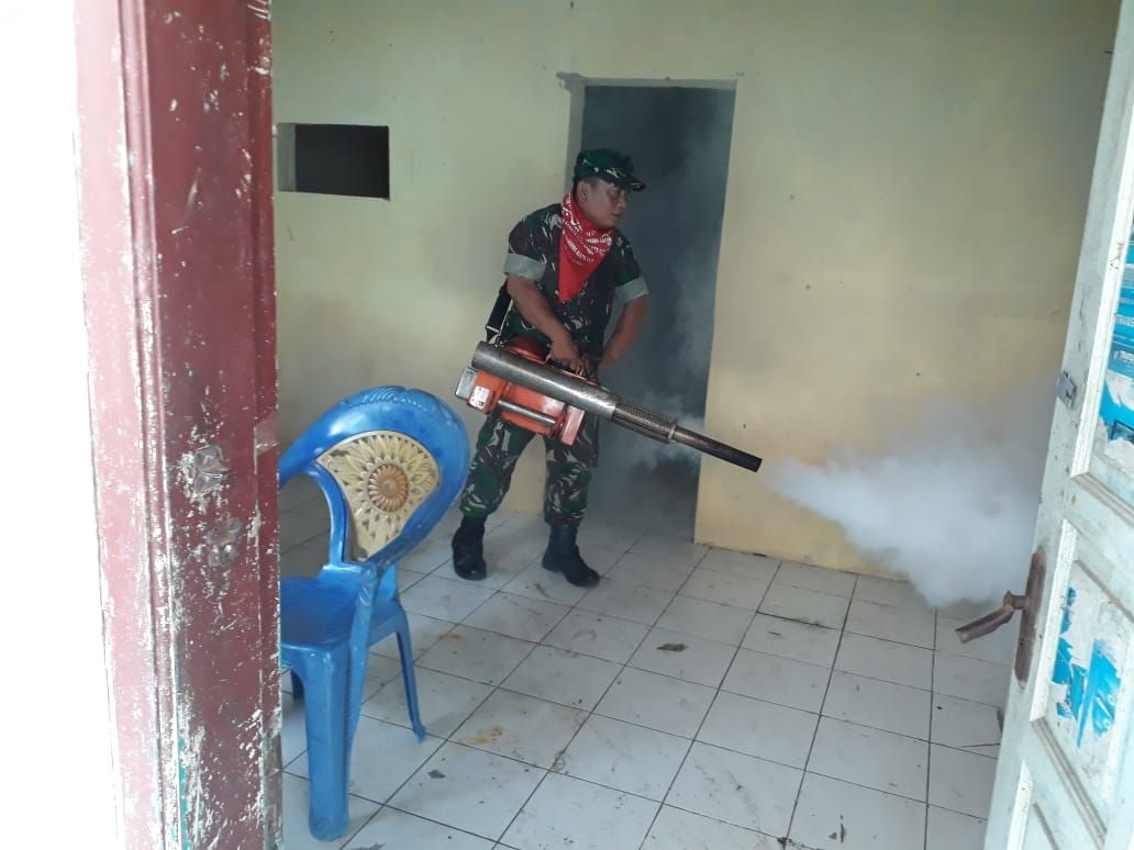Anggota TNI, puskesmas dan perwakilan perusahaan swasta melakukan pengasapan nyamuk (fogging) di wilayah RW 05 Kelurahan Mangkubumi, Kota Tasikmalaya, Minggu 23 Februari 2020.*