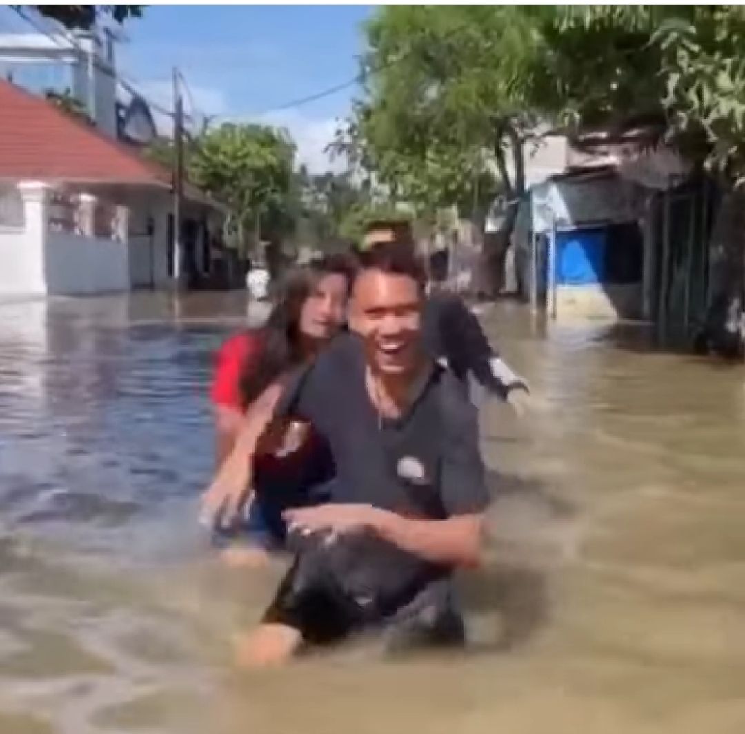 Ari Wibowo Unggah Aksi Warga Main Tiktok Di Tengah Banjir Yang