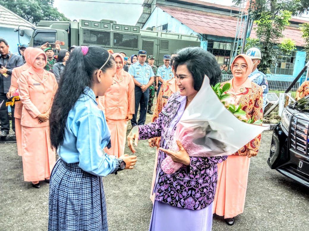 Istri Panglima TNI Marsekal Hadi Tjahjanto, Nanny Hadi Tjahjanto saat tiba di komplek Lanud Sulaiman untuk meresmikan business center