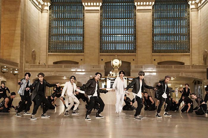 Grup BTS saat tampil di Grand Central Terminal New York.