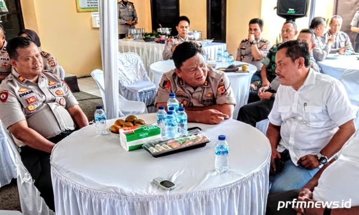 KAPOLRES Cimahi AKBP M. Yoris Maulana menggelar silaturahmi dengan masyarakat dan unsur Muspika (musyarawah pimpinan kecamatan) Margaasih, Kabupaten Bandung di Mapolsek Margaasih, Rabu (26/2/2020).*
