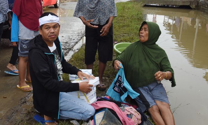 WAKIL Ketua Komisi IV DPR RI, Dedi Mulyadi mengantarkan langsung bantuan makanan untuk warga korban banjir di Desa Karang Linggar, Kecamatan Teluk Jambe, Kabupaten Karawang, Kamis (27/2/2020).