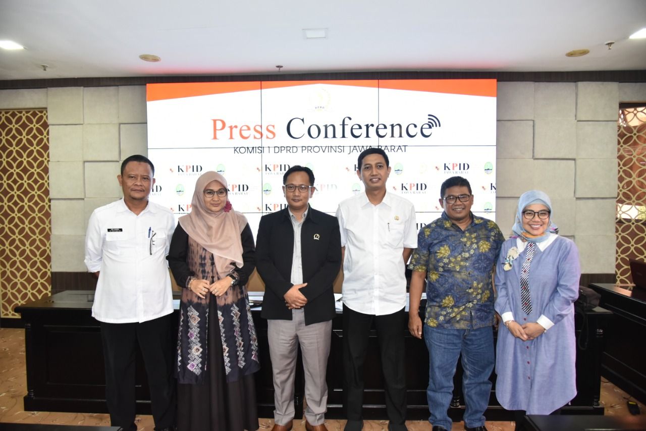 Suasana konferensi pers pengumuman Tim Seleksi Komisioner KPID periode 2020-2023, di ruang Badan Anggaran (Banggar) DPRD Jawa Barat, Rabu (26/2/2020).*