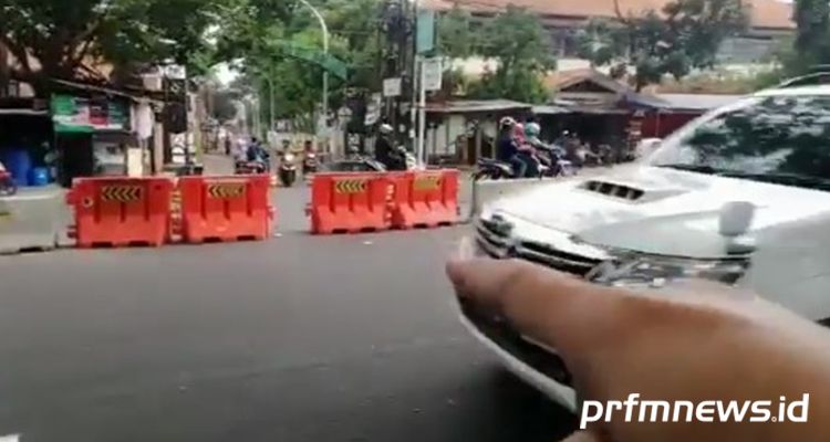 Demi Kelancaran Lalu Lintas Warga Ini Berani Tertibkan Pak Ogah Dan Tutup Water Barrier Di Jalan Terusan Jakarta Prfm News