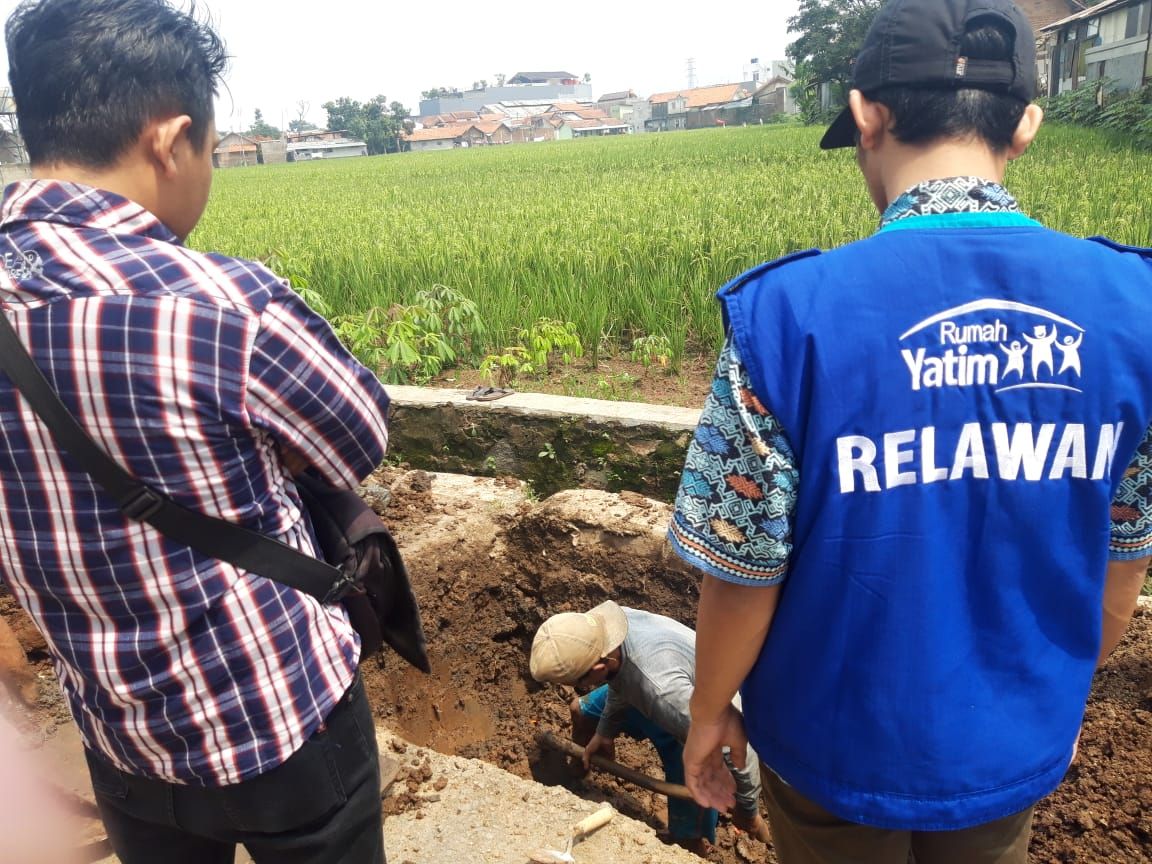 Pembangunan septic tank komunal untuk warfa RT 06 RW 11 Kelurahan Cisaranten Endah, Kecamatan Aramanik, Kota Bandung, Selasa (3/3/2020).