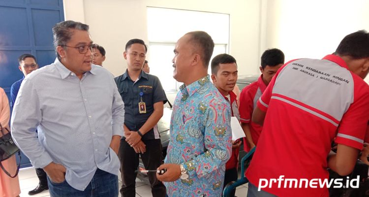 Wakil Ketua Komisi 10 DPR RI, Dede Yusuf Macan Effendi saat meninjau fasilitas laboratorium SMK Angkasa 1 Margahayu, Kabupaten Bandung, Jum'at (6/3/2020). *Budi Satria/PRFM