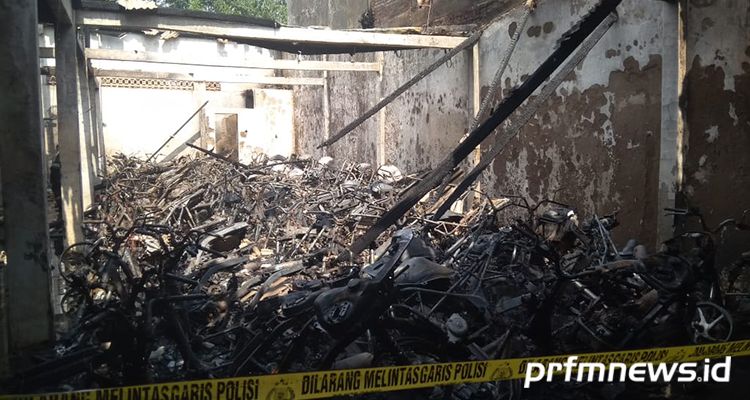 Puluhan sepeda motor terbakar di tempat penitipan motor di Jalan Raya Dayeuhkolot, Kabupaten Bandung, Minggu (8/3/2020).  *Pusdal ops DisDamkar Kabupaten Bandung