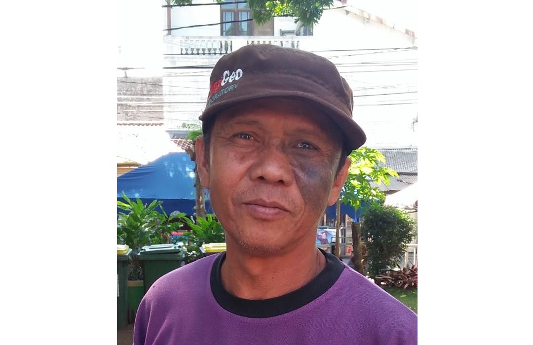 Udin, Petugas Sampah RW 09 Kelurahan Sukaluyu, Kota Bandung, pernah beberapa kali terluka akibat sampah tusuk sate dan jatuh sakit karena paparan aroma sampah tercampur.