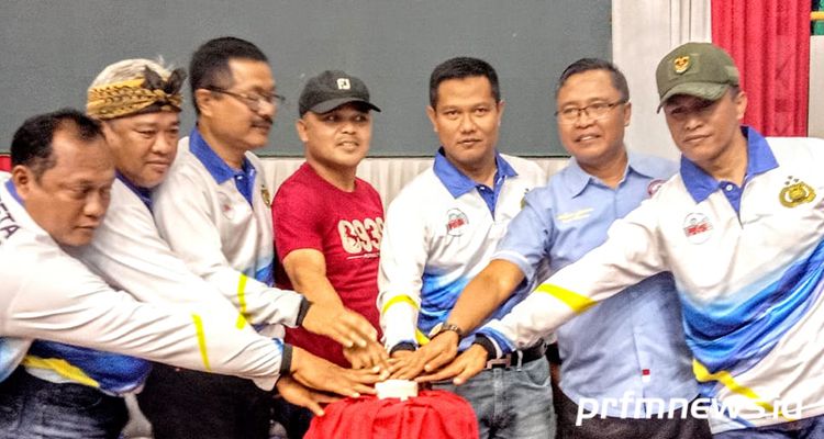  Kapolresta Bandung, Kombes Pol Hendra Kurniawan saat membuka turnamen Polresta Bandung Cup 2020 di Gor Sabilulungan, Kabupaten Bandung, Minggu (8/3/2020). *Budi Satria/PRFM