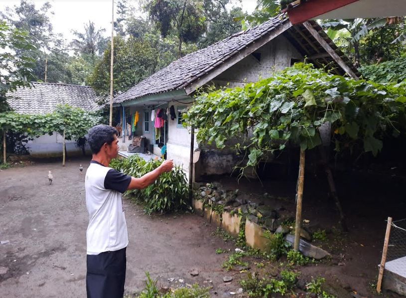 WARGA menunjukkan bekas dapur umum di bekas markasImam DI/ TII SM Kartosoewirjo di Kampung Cisampang, Desa Cidugaleun, Kecamatan Cigalontang, Kabupaten Tasikmalaya, Sabtu, 7 Maret 2020. Di lokasi tersebut, proklamasi DI/TII berkumandang dan menandai konflik panjang yang makan ribuan korban jiwa di Jawa Barat.*